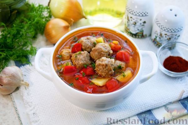 Томатный суп с фрикадельками и болгарским перцем