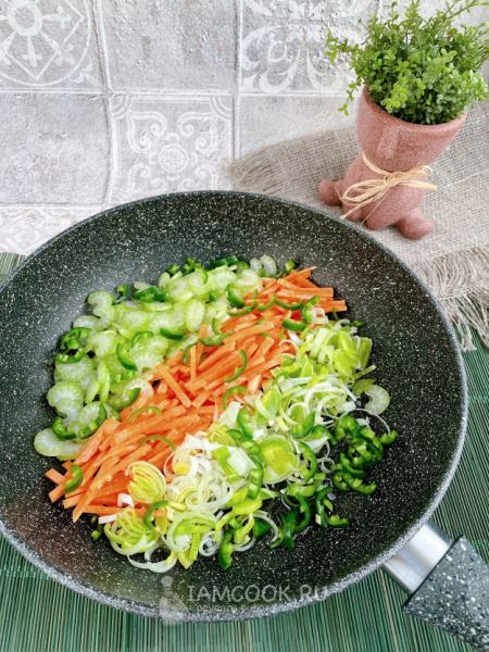 Макароны Farfalle в соусе из говядины с овощами и зеленым базиликом