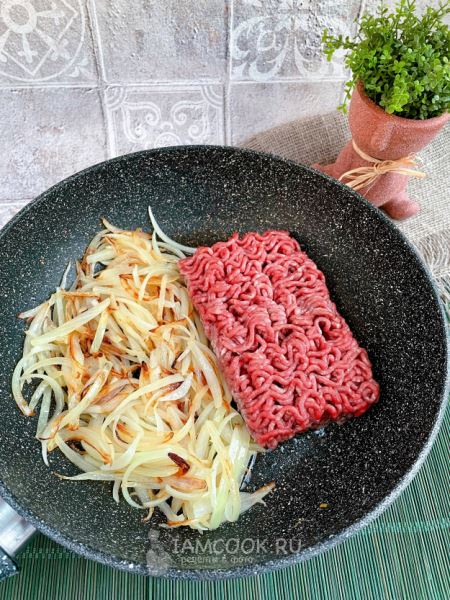 Макароны Farfalle в соусе из говядины с овощами и зеленым базиликом