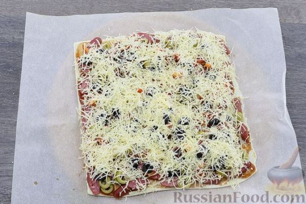 Пицца на слоёном корже с охотничьими колбасками, маслинами и болгарским <!--more-->перцем