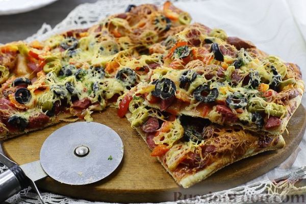 Пицца на слоёном корже с охотничьими колбасками, маслинами и болгарским <!--more-->перцем