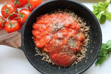 Простой соус Болоньезе с томатной пастой