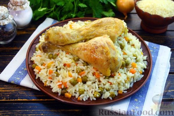 Рис с курицей и консервированным горошком (в духовке)