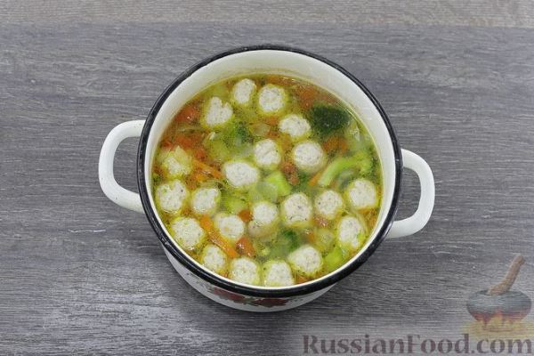 Рисовый суп с фрикадельками и брокколи
