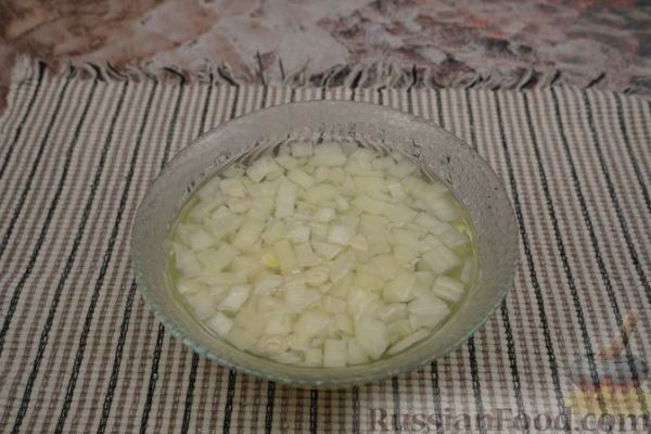 Слоёный салат с сельдью, яблоком, маринованными огурцами и яйцами
