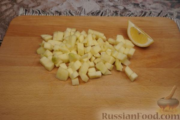 Слоёный салат с сельдью, яблоком, маринованными огурцами и яйцами
