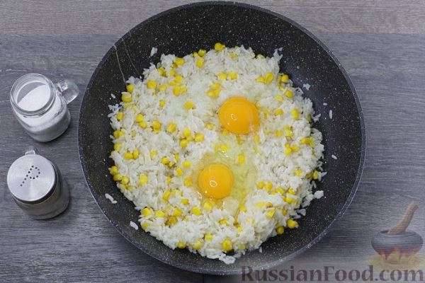 Жареный рис с крабовыми палочками, кукурузой и яйцами