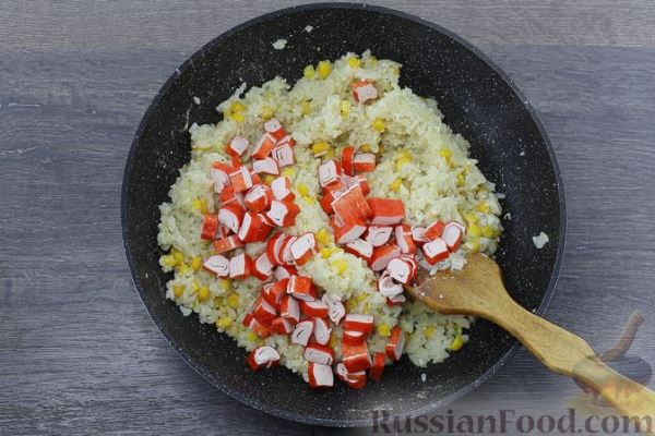 Жареный рис с крабовыми палочками, кукурузой и яйцами