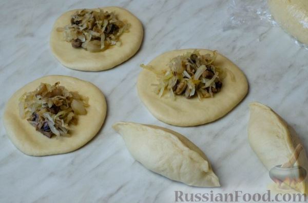 Дрожжевые пирожки с капустой и грибами (в духовке)