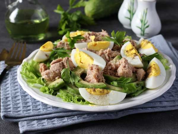 Салат с тунцом, яйцом и горошком